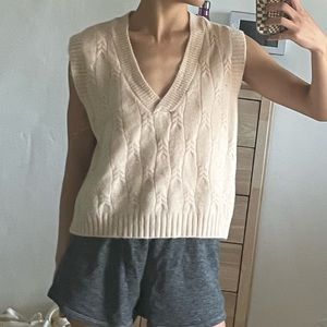 Cream sweater vest xs-medium